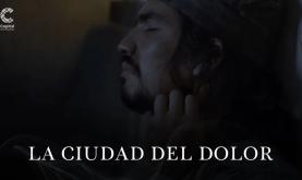 Hombre recostado en una pared con los ojos cerrados