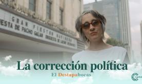 Andrea Echeverri parada al frente del teatro Jorge Eliécer Gaitán