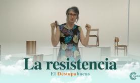 Andrea Echeverri parada en medio de una habitación blanca lleno de sillas