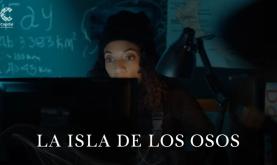 Mujer sentada delante de un computador