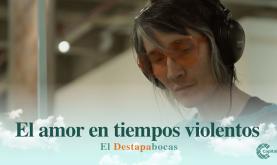 Andrea Echeverri con unos auriculares puestos