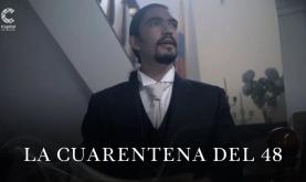 Hombre parado en la mitad de un pasillo