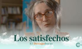 Andrea Echeverri delante de una biblioteca