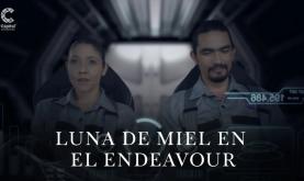 Una mujer y un hombre en una cabina de submarino