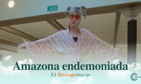 Andrea Echeverri de pie con los brazos abiertos