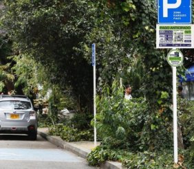 Una carretera con espacios para parquear carros