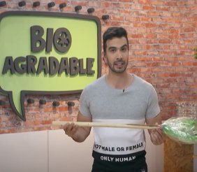 escoba con material reciclable