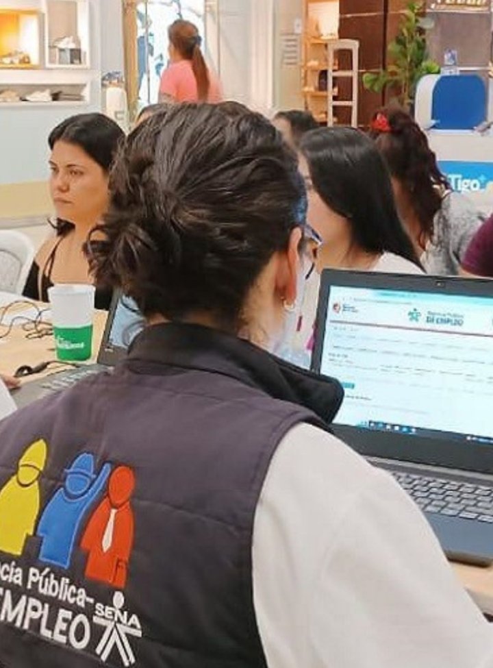 Una mujer en un escritorio con un computador