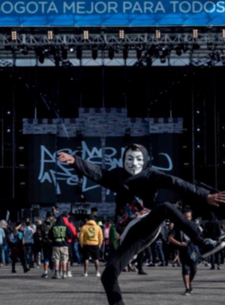Una tarima para conciertos con público al frente